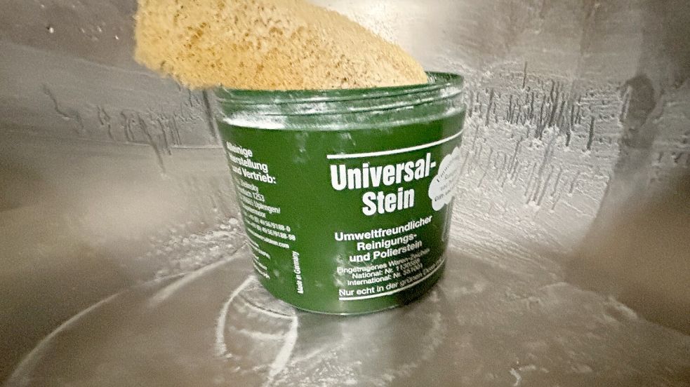 Den Universal-Stein von Zielinsky gibt es seit 1984. Das Reinigungsmittel soll Oberflächen besonders schonend und natürlich von hartnäckigem Schmutz befreien. Foto: Jonas Bothe