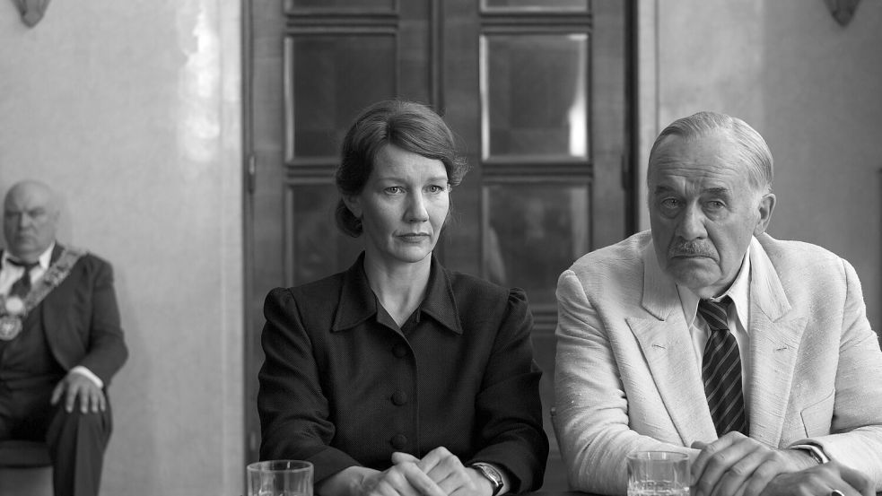 Sandra Hüller (l) als Erika Mann und Hanns Zischler als Thomas Mann in einer Szene aus dem Film „Vaterland“. Foto: Agata Grzybowska/Neue Visionen Filmverleih/dpa