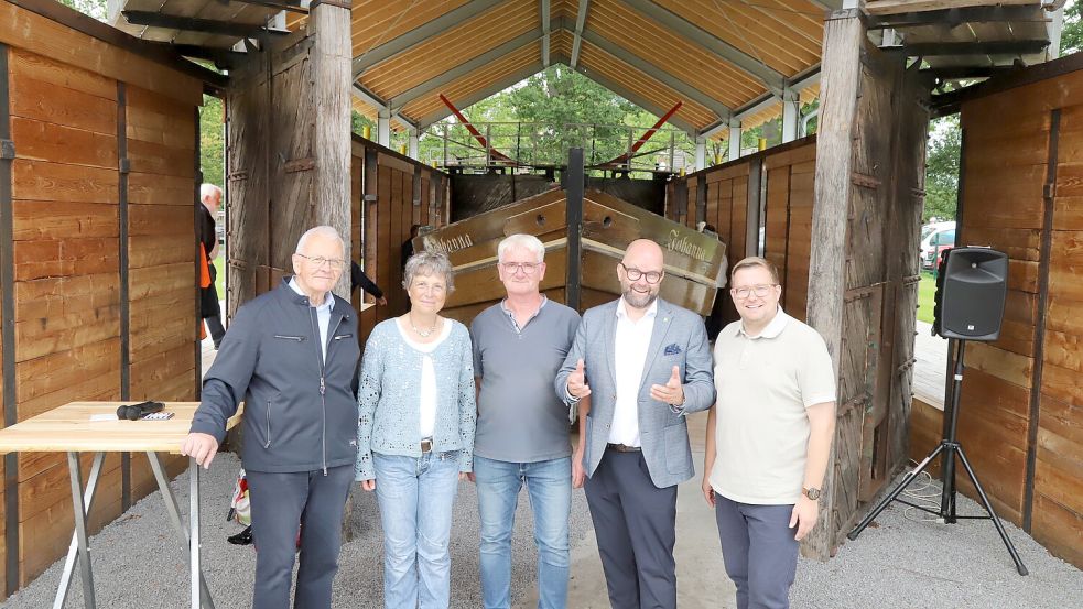 Freuen sich über das neue Projekt im Moor- und Fehnmuseum Elisabethfehn (von links): Hans Eveslage, Antje Hoffmann, Heinz-Dieter Elsen, Johann Wimberg und Nils Anhuth. Foto: Hans Passmann