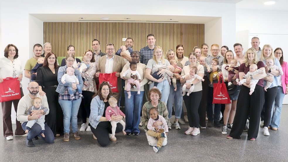 Zahlreiche Eltern kamen mit ihren Babys zum Willkommenstag der Gemeinde Barßel ins Pfarrheim. Foto: Hans Passmann