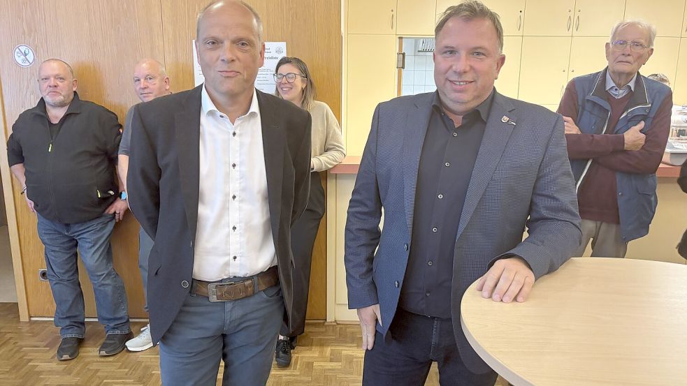 Die beiden parteilosen Kandidaten Michael Ulrichs (vorne links) und Gerwin Kuhlmann (vorne rechts) haben es bei der Bürgermeisterwahl in Westoverledingen in die Stichwahl geschafft. Am Sonntag, 27. September 2026, findet die Stichwahl statt. Dann entscheidet es sich, wer Nachfolger von Amtsinhaber Theo Douwes wird. Foto: Carsten Ammermann