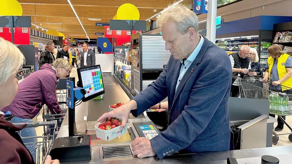 Bürgermeister Geert Müller kassierte an der Lidl-Kasse für den guten Zweck. Foto: Andreas Engel