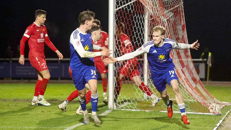 Im letzten Aufeinandertreffen zwischen Kickers Emden und FSV Schöningen war Theo Schröder (rechts) der Mann des Spiels. Der Angreifer schoss beim Emder 2:1-Sieg in Schöningen beide Kickers-Tore. Foto: Jens Doden, Emden