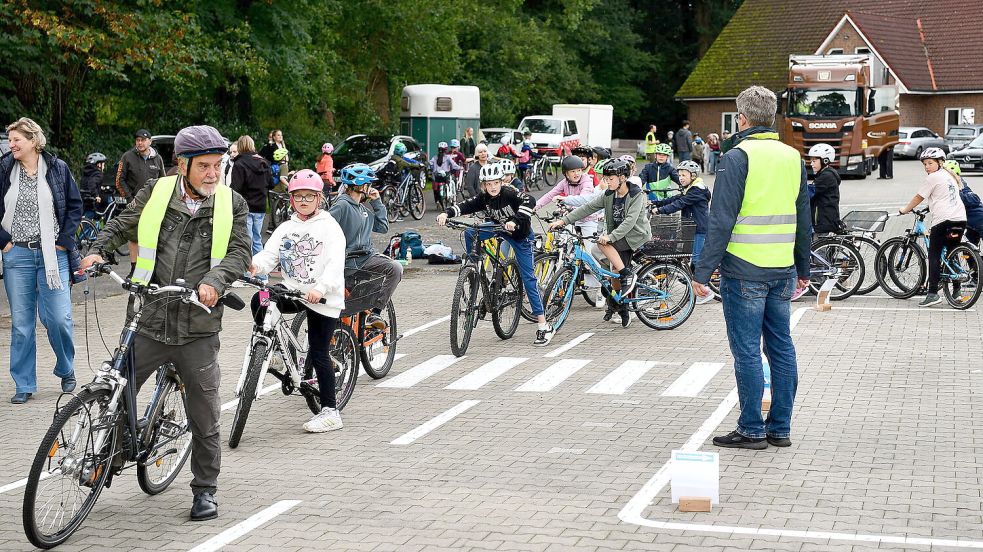 Helmut Sprang (links) und Klaus Ringwald (rechts) von der FDP Uplengen begleiteten den Verkehrsübungsplatz in Remels bis zur Realisierung intensiv. Foto: Melchert Stromann