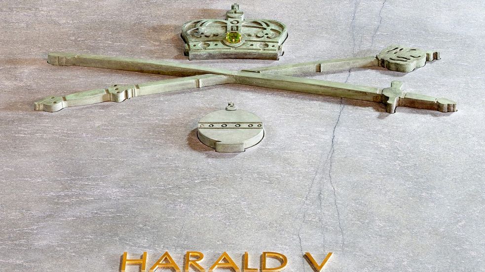 Auf dem Sarkophag sind in goldenen Buchstaben der Name von König Harald V. sowie sein Geburts- und Todesdatum zu lesen. Außerdem zieren ihn die königlichen Insignien. (Handout) Foto: Øivind Möller Bakken/Det kongeli