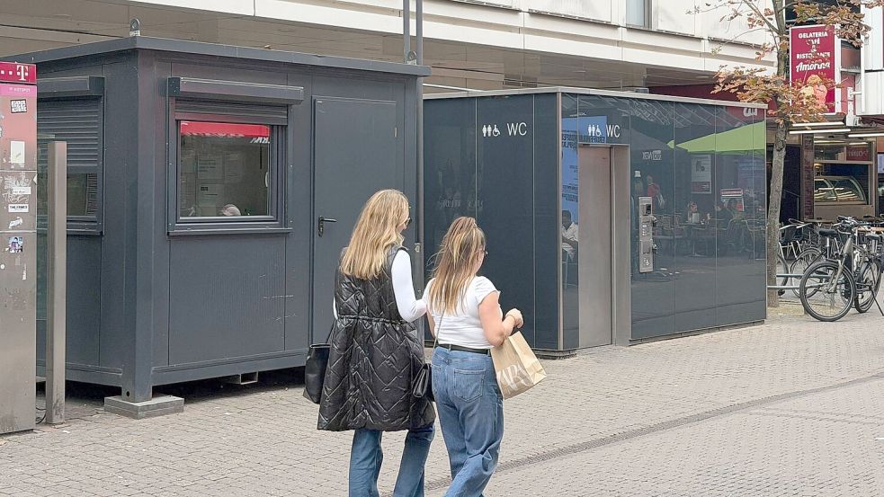 Diese Toilette in der Kölner Innenstadt wird ständig bewacht - und das ist ganz schön teuer. Foto: Dominik Kotzur