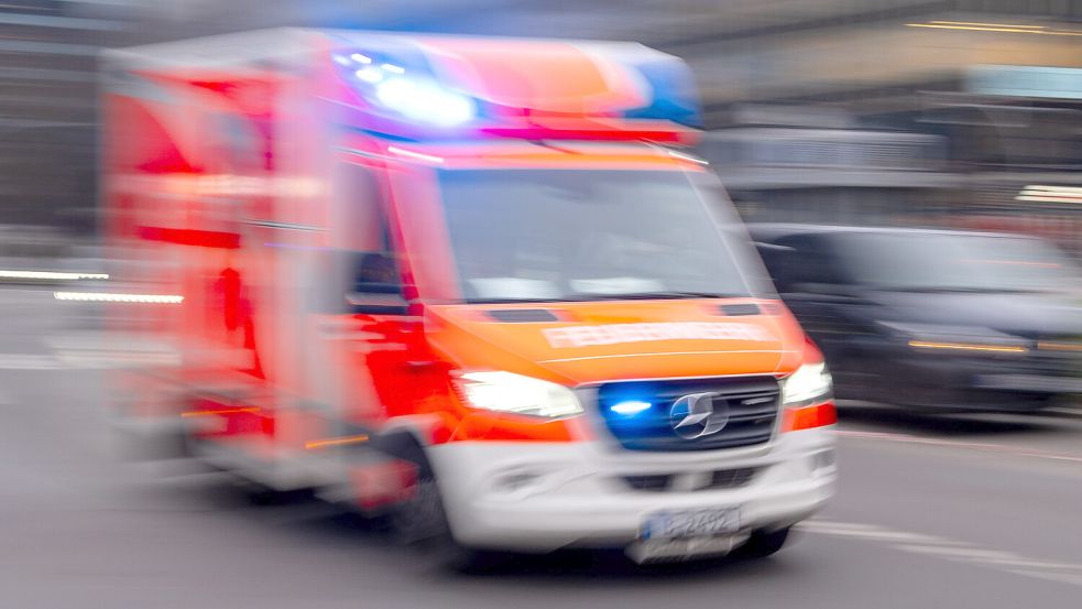 Der Rettungsdienst kümmerte sich um die Verletzte. Symbolfoto: Monika Skolimowska/dpa