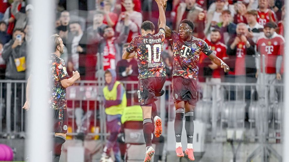 Jamal Musiala (l) bejubelt mit Alphonso Davies das 1:0. Foto: Harry Langer/dpa
