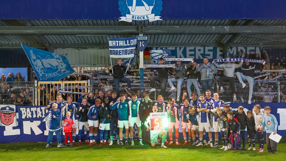 Kickers Emden feierte das 5:0 gegen die FSV Schöningen mit den Fans. Foto: Jens Doden/Emden