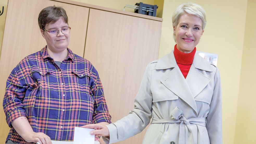 SPD-Spitzenkandidatin Manuela Schwesig gibt in Schwerin ihre Stimme ab. Foto: Jens Büttner/dpa