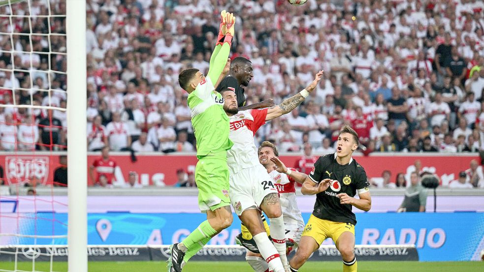 Borussia Dortmund kann das Topspiel für sich entscheiden: Maximilian Beier trifft in der 70. Minute zum 1:0. Foto: dpa/Jan-Philipp Strobel
