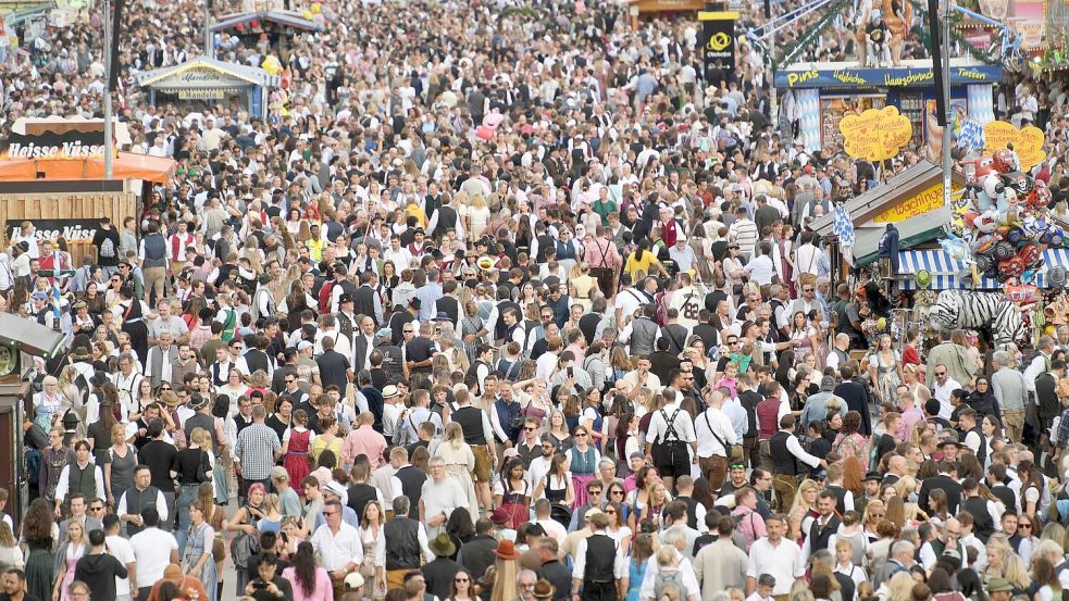 Mit einer Million Menschen rechnet die Festleitung am ersten Wochenende.  Foto: Felix Hörhager/dpa