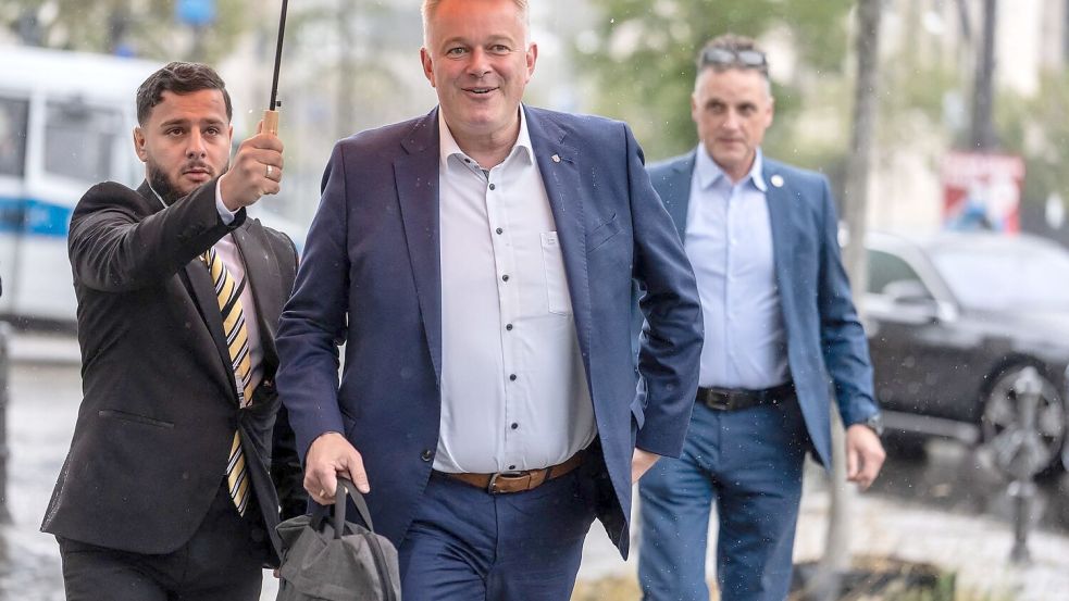 „Der Schlag sitzt tief“, sagt der rheinland-pfälzische Ministerpräsident Gordon Schnieder über die Ergebnisse für die CDU.  Foto: Michael Kappeler/dpa