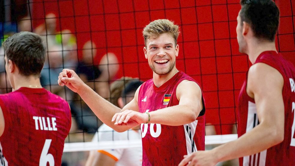 Die deutschen Volleyballer um Erik Röhrs stehen bei der EM im Viertelfinale. (Archivbild) Foto: Julius Frick/dpa