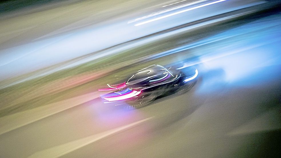 In Bremen-Schwachhausen haben sich ein Auto- und ein Motorradfahrer in der Nacht zu Samstag ein Rennen geliefert. Foto: Frank Rumpenhorst / dpa