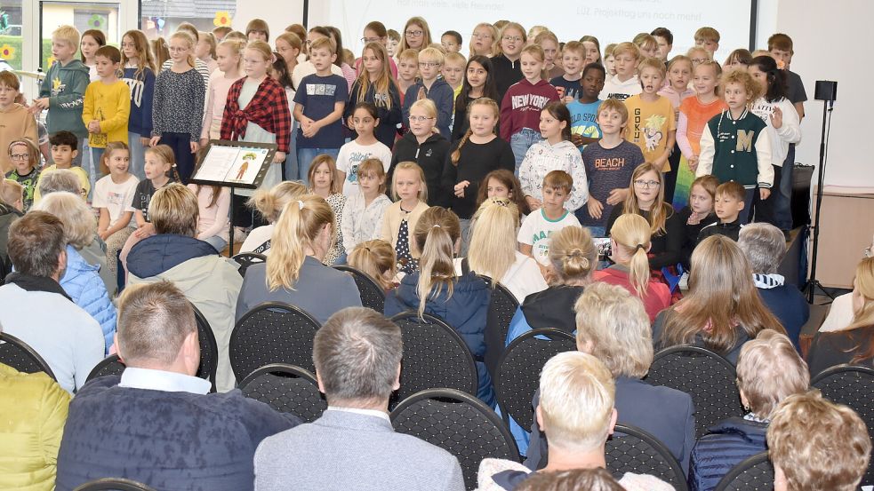 Die Kinder des Projekt-Chors sangen während des Festaktes in der modernisierten Aula die Schulhymne und das Lied „Arm in Arm“. Foto: Henrik Zein
