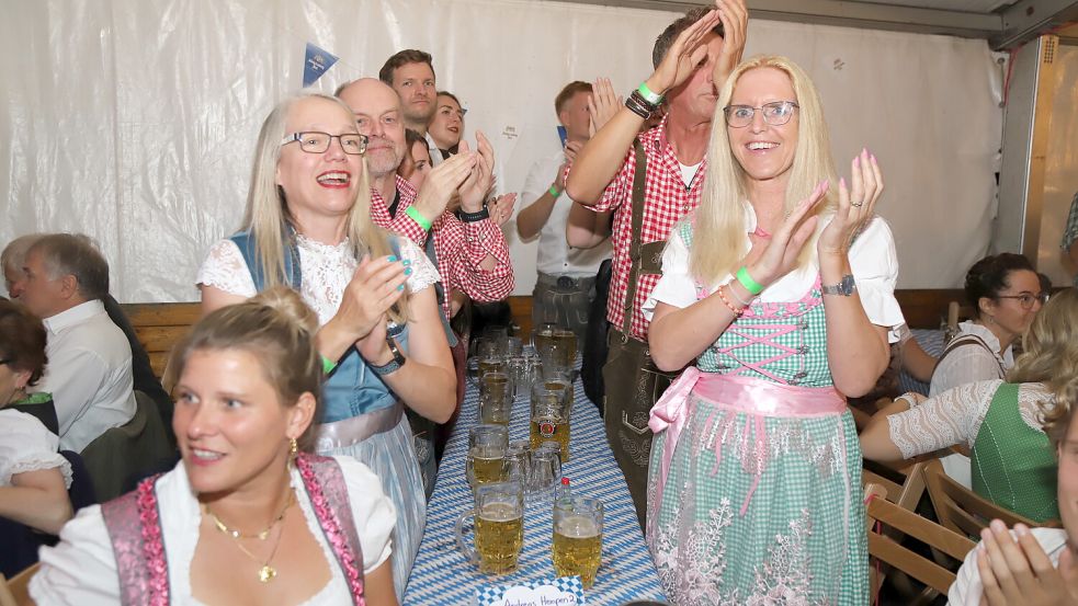 Die Gäste genossen die Partystimmung. Fotos: Hans Passmann