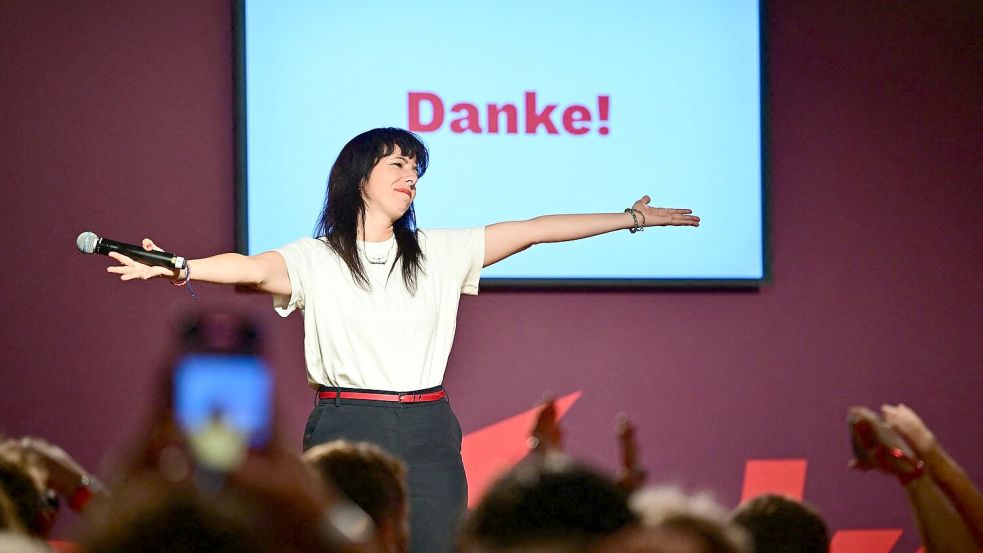 Nach ihrem deutlichen Wahlsieg in Berlin will die Linke unter Elif Eralp den Volksentscheid umsetzen. (Archivbild) Foto: Sebastian Gollnow/dpa