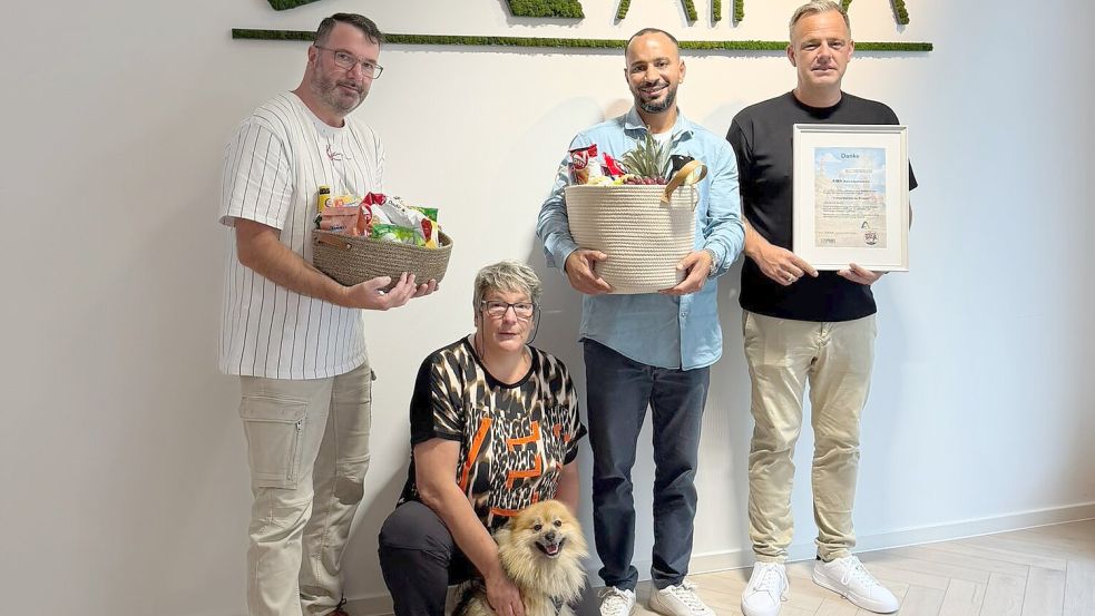 Ronny und Anke Krietsch (von links), Aissa Maghraoi, Björn Lübben und Hund Fino bei der Übergabe der Dankesurkunde. Fotos: SV Sprint Westoverledingen