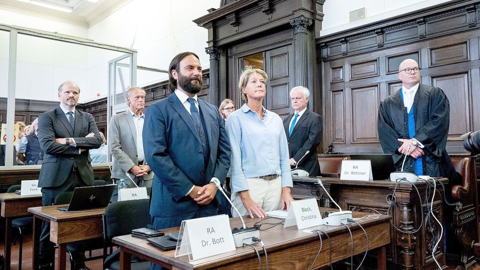 Christina Block, deutsche Gastronomin und Unternehmerin, im Prozess wegen mutmaßlicher Kindesentführung im Landgericht Hamburg im Saal neben Verteidiger Ingo Bott. Foto: dpa/Daniel Bockwoldt