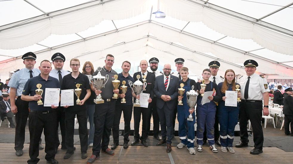 Das Gruppenfoto wurde bei der Siegerehrung im Festzelt gemacht. Foto: Thomas Giehl/Kreisfeuerwehr