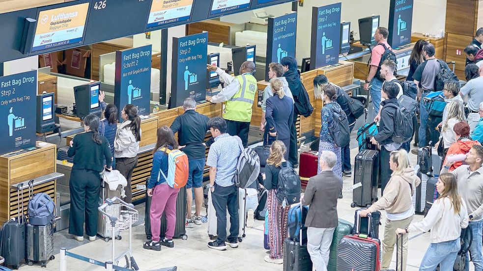 Im September 2025 legte ein Cyberangriff einen IT-Dienstleister lahm und sorgte damit für erhebliche Einschränkungen an mehreren europäischen Flughäfen. Auch am BER kam es zu Verzögerungen. (Archivbild)  Foto: Michael Ukas/dpa