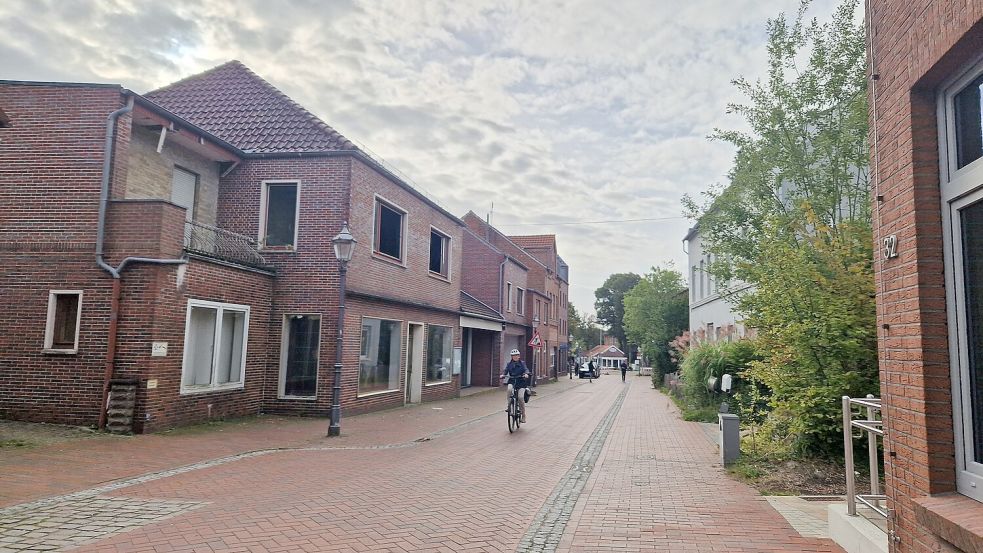 Seit Jahren stehen die Häuser in der Westerstraße leer. Hier sollte ein Mehrparteienhaus entstehen.Passiert ist bislang nichts. Foto: Tatjana Gettkoski