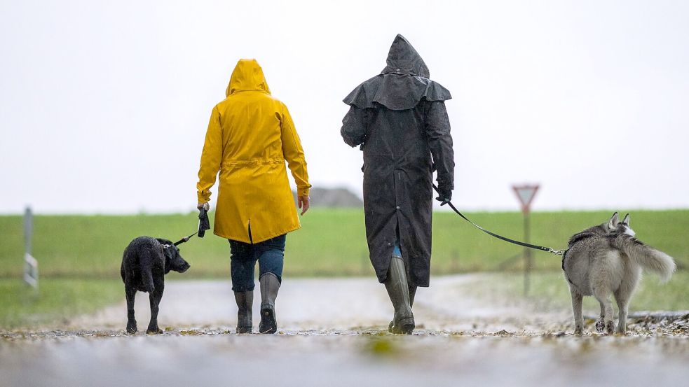 Der Herbst ist wieder die Zeit für Mäntel und Regenjacken  Foto: Mohssen Assanimoghaddam/dpa