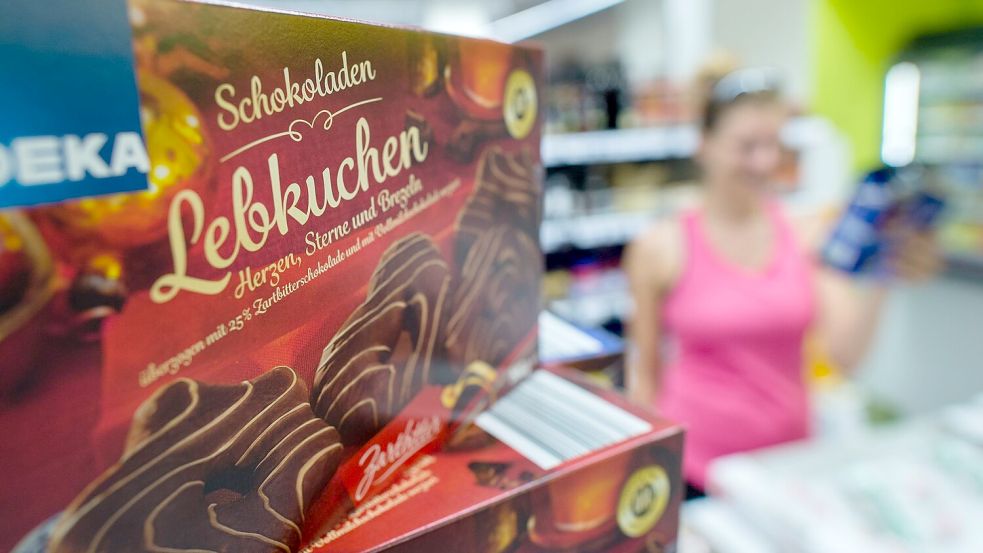 Schon ab Spätsommer türmt sich das Weihnachtsgebäck im Laden Foto: picture alliance / Sebastian Gollnow/dpa
