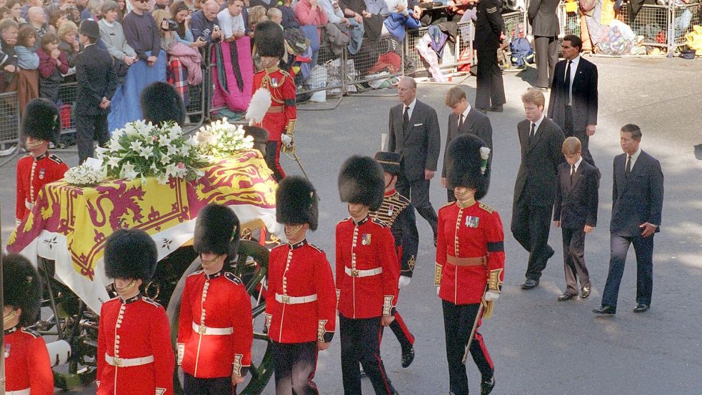 Der Gang der beiden Prinzen William und Harry hinter dem Sarg inmitten Tausender trauernder Menschen hat sich ins kollektive Gedächtnis eingebrannt. (Archivfoto) Foto: Martin Athenstädt/dpa