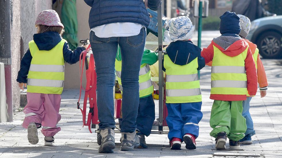 Kindergarten-Kinder gemeinsam mit einer Betreuerin auf einem Ausflug. Symbolfoto: DPA/Peter Kneffel