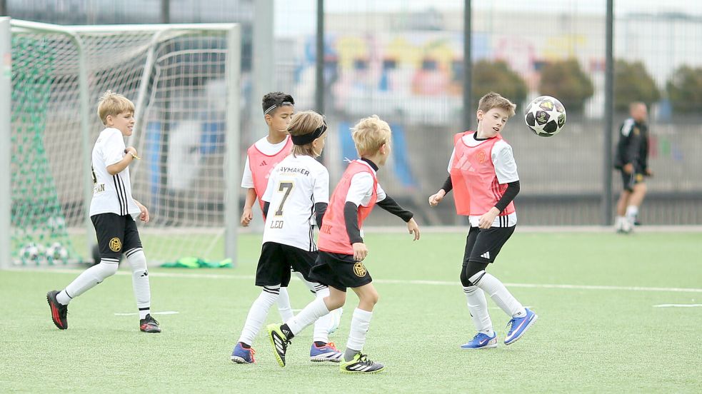 Fußball ist auch bei Kindern die Sportart Nummer eins – vor allem in jungen Jahren sollte sich der Nachwuchs aber vielseitig ausprobieren. Foto: IMAGO/Bode