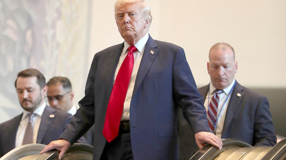 Von oben herab: US-Präsident Donald Trump auf der der Rolltreppe im UN-Gebäude. Im vergangenen Jahr blieb sie stecken, in diesem Jahr wurde die Sicherheitsprüfung vorab intensiviert. Foto: IMAGO/Giada Papini Rampelotto/Europane