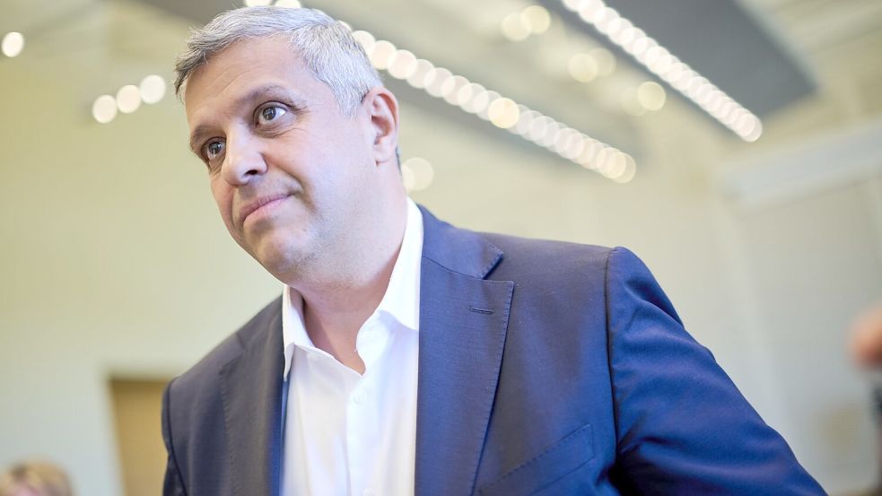 SPD-Fraktionschef Raed Saleh hat die SPD-Abgeordneten über seine Entscheidung informiert.   Foto: Sebastian Gollnow/dpa
