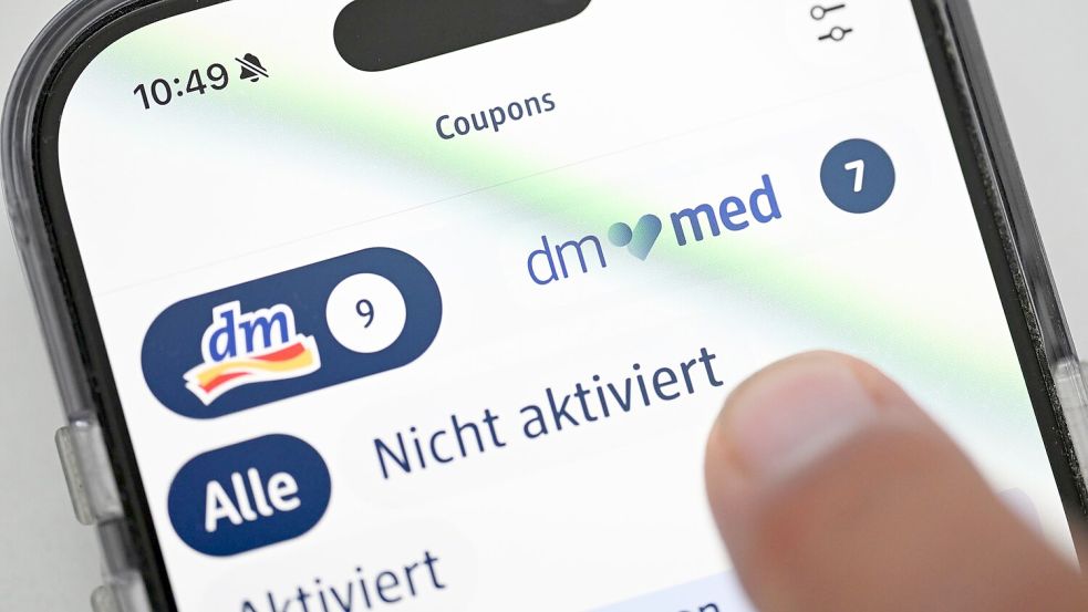 Die Logos von dm und der Online-Apotheke dm-med unterscheiden sich. Foto: Bernd Weißbrod/dpa