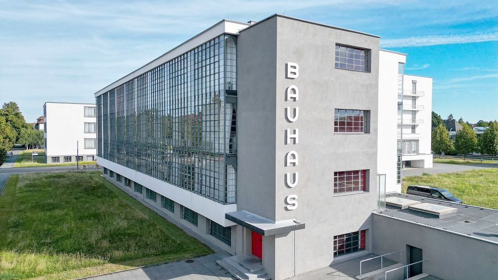 Blick auf das Bauhausgebäude in der Gropiusallee in Dessau - Ende 1925 zog das Bauhaus von Weimar nach Dessau und erlebte dort seine Blütezeit.  Foto: Jan Woitas/dpa