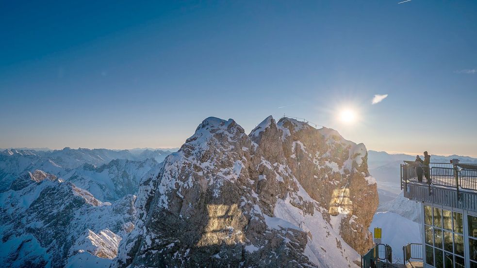 An der Zugspitze gab es einen großen Felssturz. (Archivbild) Foto: Peter Kneffel/dpa