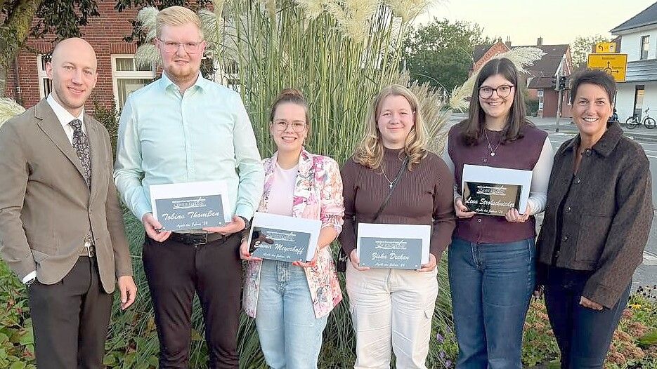 Ehrung der Azubis des Jahres durch den Gewerbeverein: (von links) Vorsitzender Thies Kruse, Tobias Thomßen, Emma Meyerhoff, Ziska Deeken, Lena Strohschnieder und die 3. Vorsitzende Kerstin Kuntze. Foto: Horst Kruse
