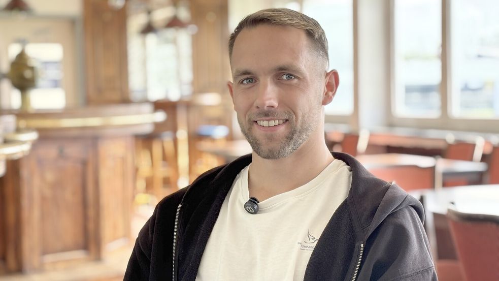 Fabian Herbst traf sich mit Redakteur Niklas Homes in der Kneipe auf dem Gelände des Ostfriesland-Stadions, um die neue Podcastfolge aufzunehmen. Foto: Niklas Homes