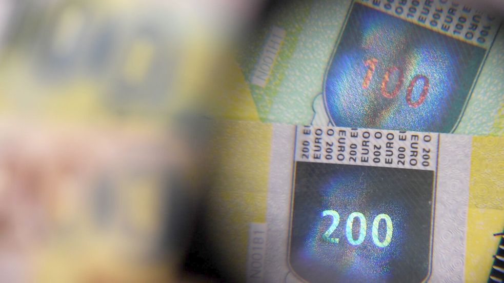 Immer mehr neue Sicherheitsmerkmale sollen die Fälschung von Banknoten noch schwerer machen. (Archivbild) Foto: Arne Dedert/dpa