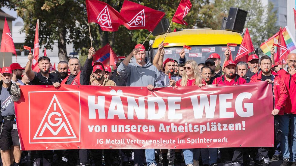 Bei einem bundesweiten Aktionstag hatte die IG Metall rund 175.000 Beschäftigte der Automobilindustrie mobilisiert. (Archivbild) Foto: Rolf Vennenbernd/dpa