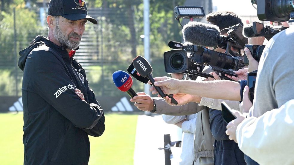 Jürgen Klopp stellt sich beim Abschlusstraining spontan für Reporterfragen.  Foto: Federico Gambarini/dpa
