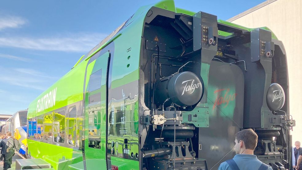Flix stellt auf der Innotrans einen ersten fertigen Waggon des Herstellers Talgo für die neuen Züge vor, die ab 2028 kommen sollen.  Foto: Matthias Arnold/dpa
