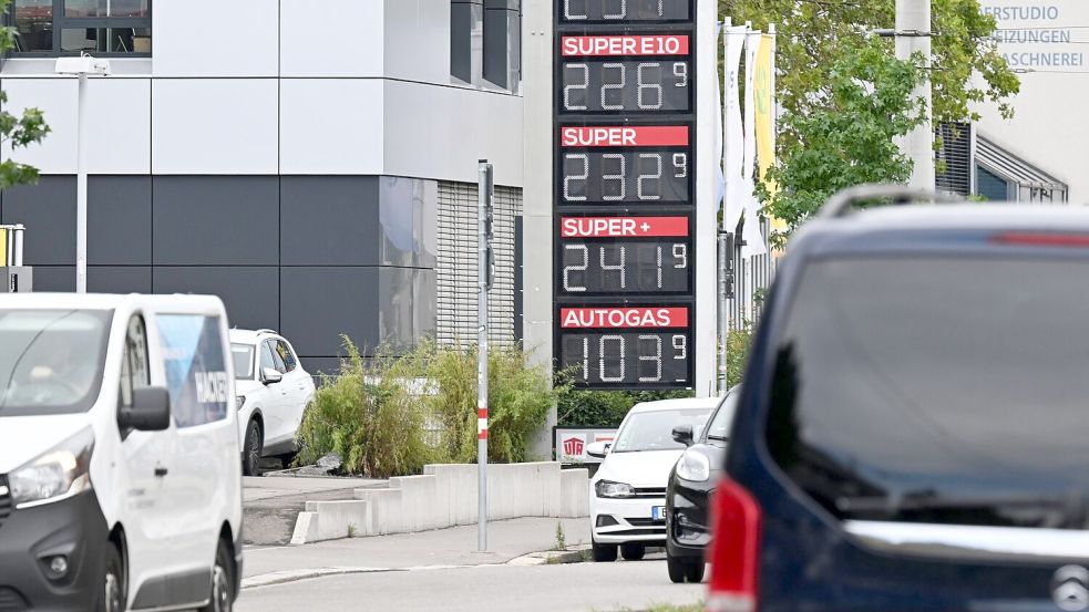 Sinkende Rohölpreise sorgen für ein wenig Entspannung. Foto: Bernd Weißbrod/dpa