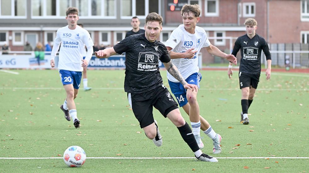 GW Firrel (vorne Reinhard Grotlüschen) gastiert beim TuS Esens. Sönke Kroon (rechts im weißen Trikot) hat mittlerweile die Seiten gewechselt. Statt beim TuS Esens spielt er nun bei Firrel. Foto: Jens Doden/Blomberg
