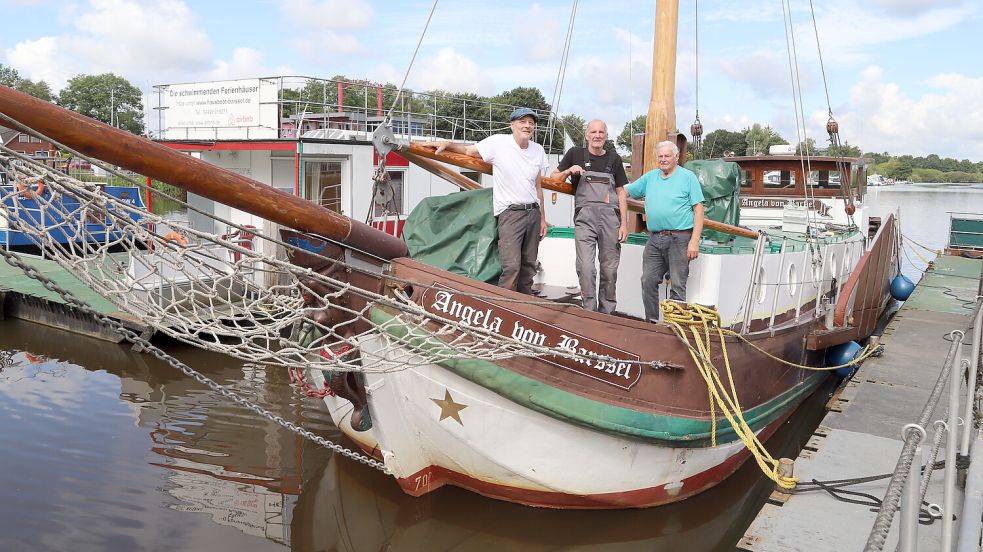 130 Jahre hat die Museumstjalk Angela von Barßel auf dem Buckel. Um ihren Erhalt kümmern sich (von links) unter anderem Meinolf Lefermann, Lothar Becher und Ferdi Werner. Foto: Hans Passmann