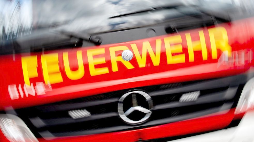 Ein Auto ist in Detern während der Fahrt in Brand geraten. Symbolfoto: Hauke-Christian Dittrich/dpa