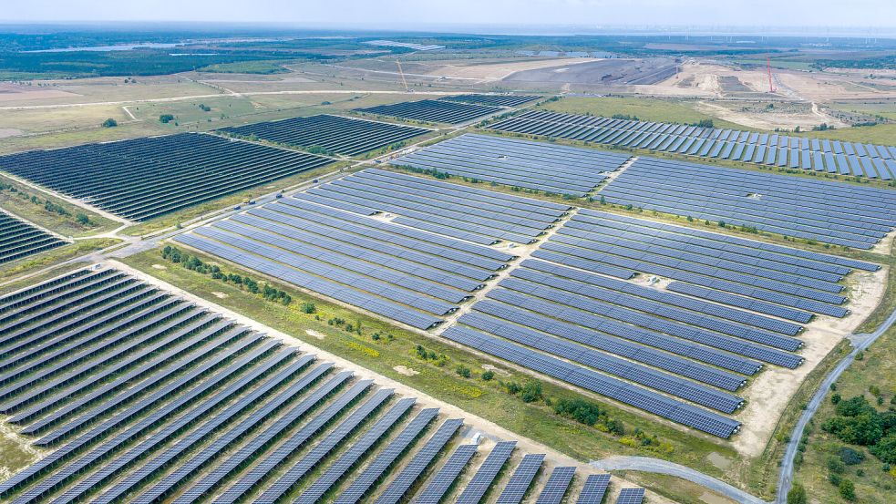 PV-Anlagen in Deutschland produzieren reichlich Energie, doch an sonnigen Tagen geht wertvoller Solarstrom verloren, weil die Netze an ihre Grenzen stoßen. Foto: IMAGO/Andreas Franke