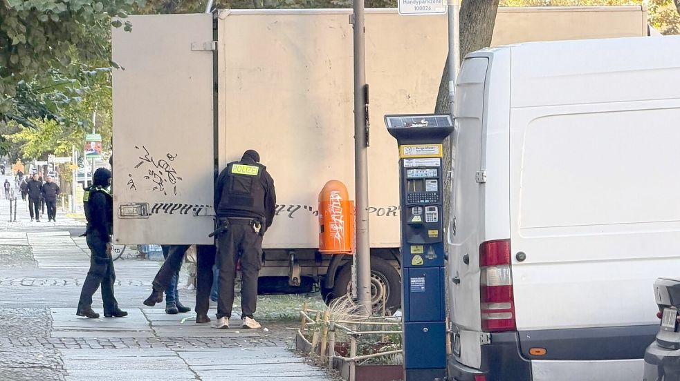 Polizeibeamte durchsuchen einen Lastwagen im Ortsteil Gesundbrunnen.  Foto: Sven Kaueler/dpa