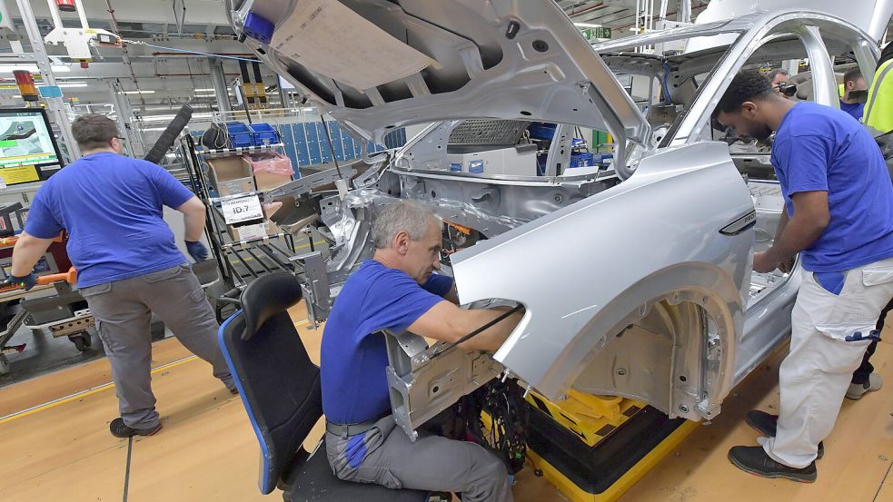 Montage des ID.7 bei VW Emden: Das mit dem „Goldenen Lenkrad“ ausgezeichnete E-Auto wird exklusiv in Ostfriesland gefertigt. Foto: Klaus Ortgies/Archiv